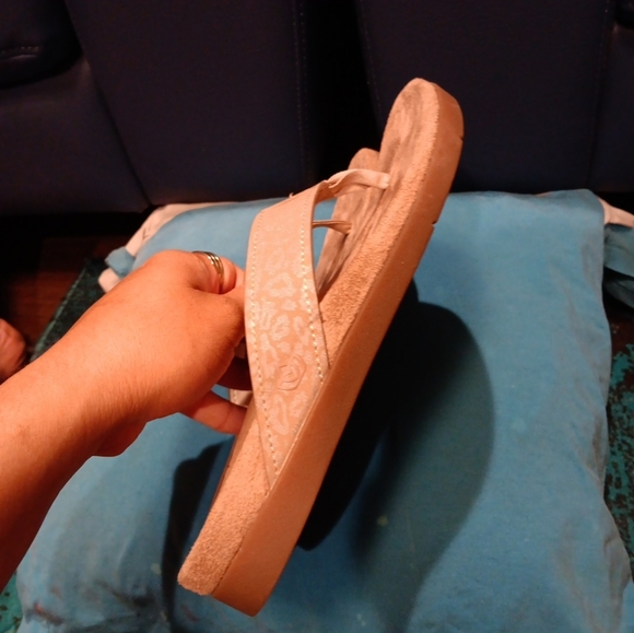 Spenco Womens Hampton Suede Camel Tan Silver Leopard Thong Comfort Sandals Sz8b - Picture 3 of 5